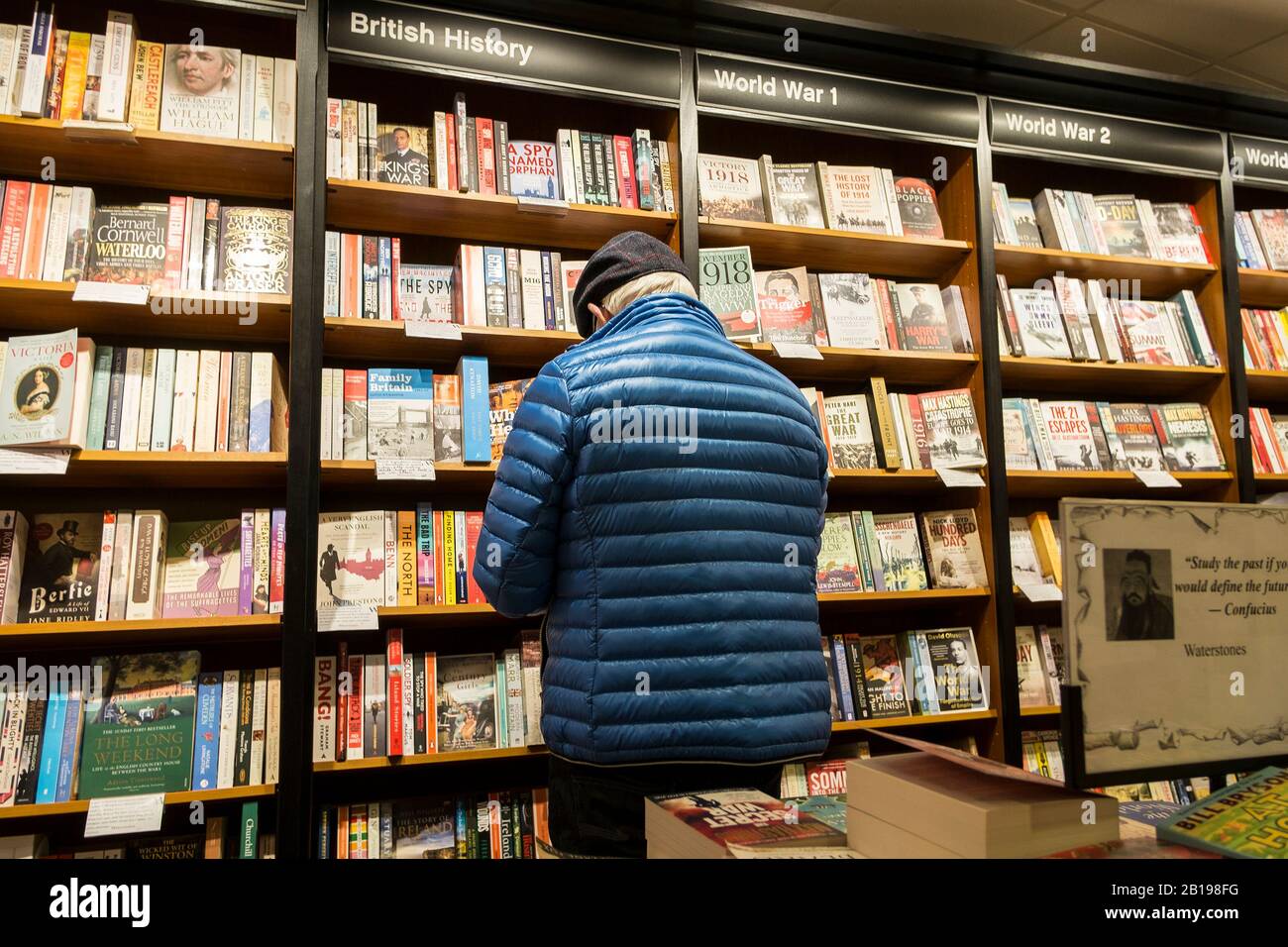 Ein Kunde, der im Abschnitt "Geschichte" in einem Waterstones Book Shop Book Store stöbere. Stockfoto