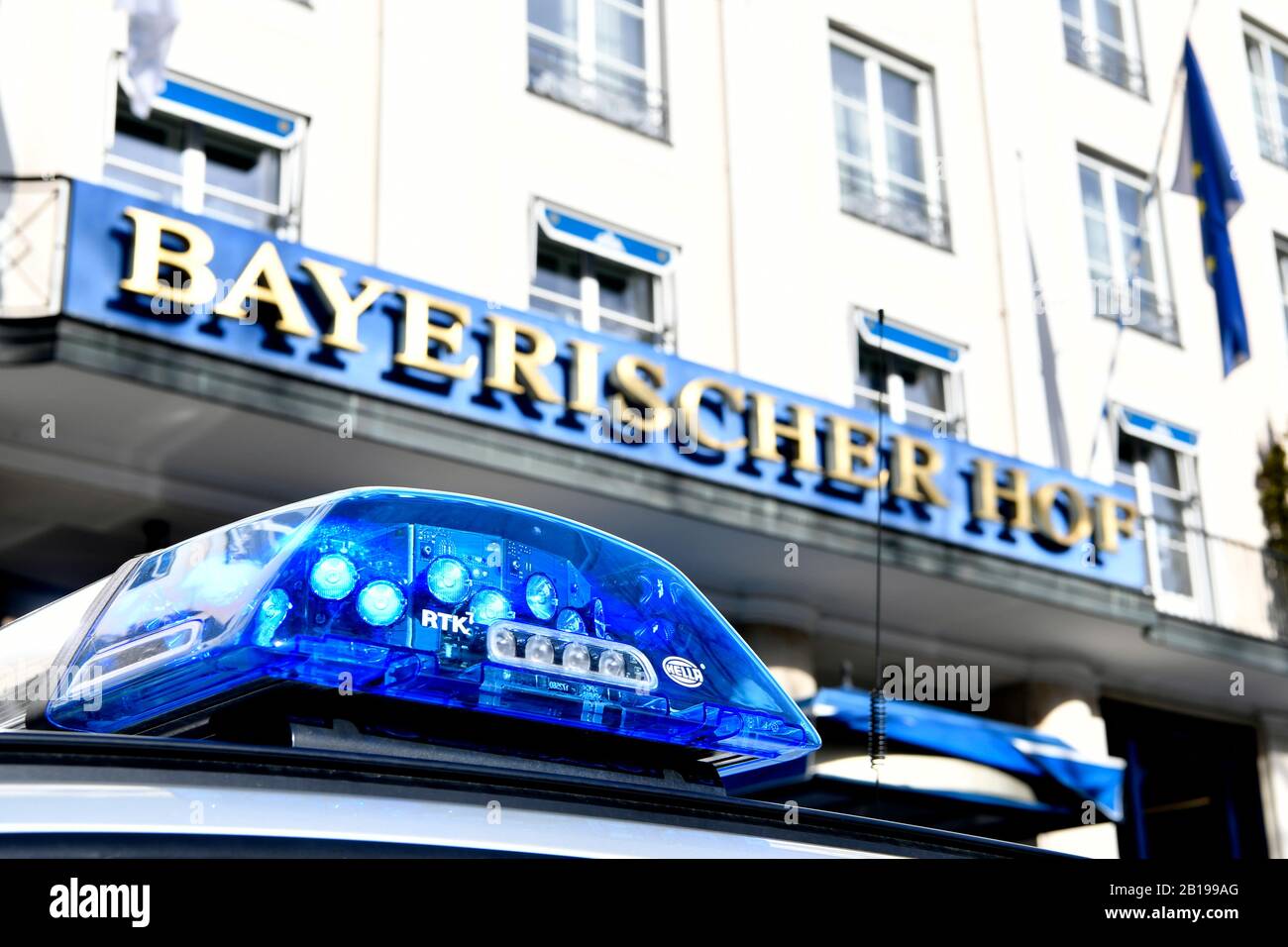 Polizei, Auto, Blau, Flash, Blinken, Licht, Leuchten, LED, VIP, wichtig, Schützen, Speichern, Hotel, Bayerischer Hof, München, Gebäude, Haus, Eintrag, VORNE, Stockfoto