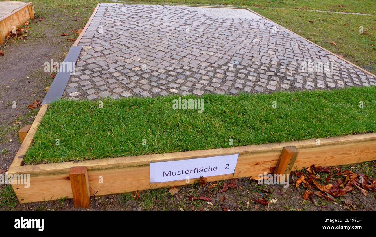 Naturnahe Oberflächen - Probeflächen mit Rasen und Kopfsteinpflaster, Deutschland Stockfoto