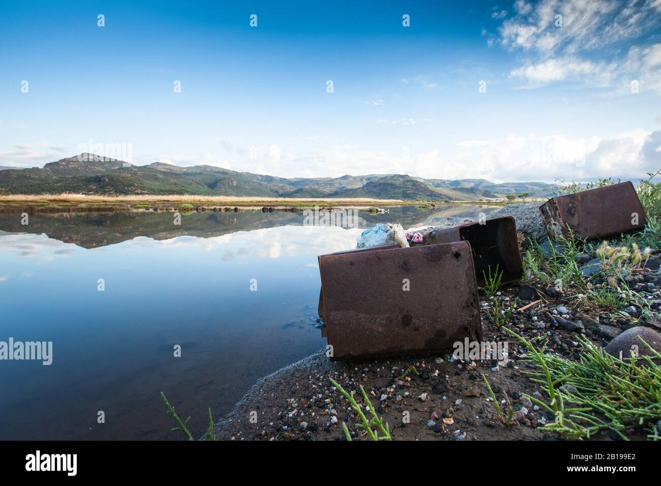 Umweltverschmutzung entlang eines Flusses auf Lesbos, Griechenland, Lesbos, Kalloni, Skala Kallonis Stockfoto
