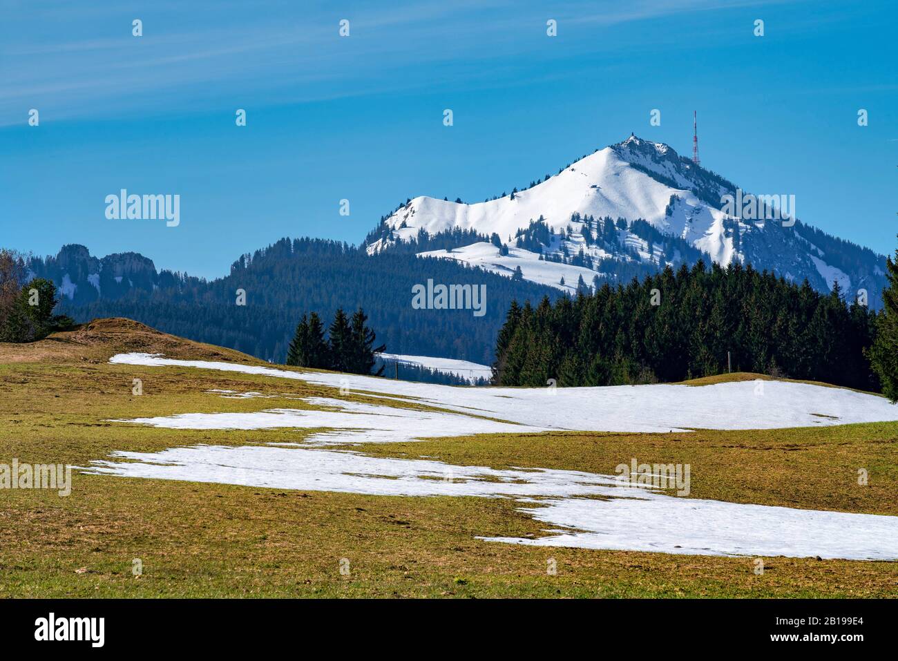 Blick über die Schneefelder auf die Gruenten, Deutschland, Bayern, Allgaeu Stockfoto