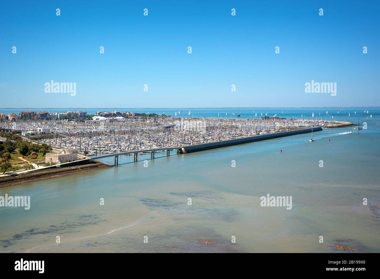 Luftbild des Jachthafens Les Minimes und des Atlantiks in La Rochelle, Frankreich Stockfoto