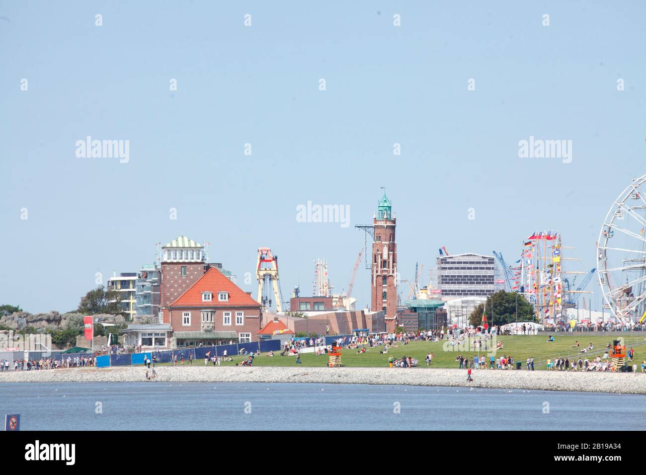 Außenweser mit Skyline, Klimahaus und Atlantic Sail City Hotel, Confrence Center, Havenwelten, Columbus Center, Bremen, Deutschland Stockfoto