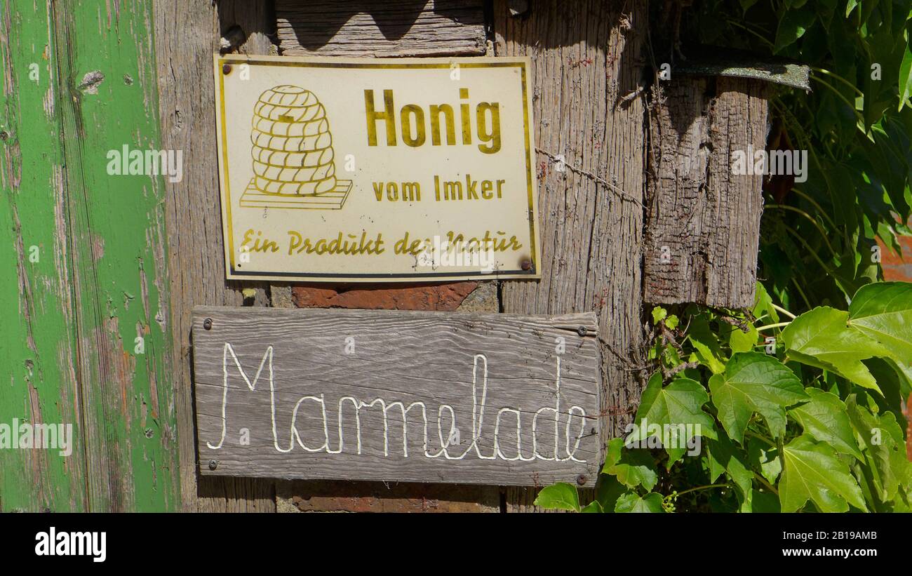 Verkauf von Eigenheim und Marmelade in einem Bauernhaus, Deutschland Stockfoto