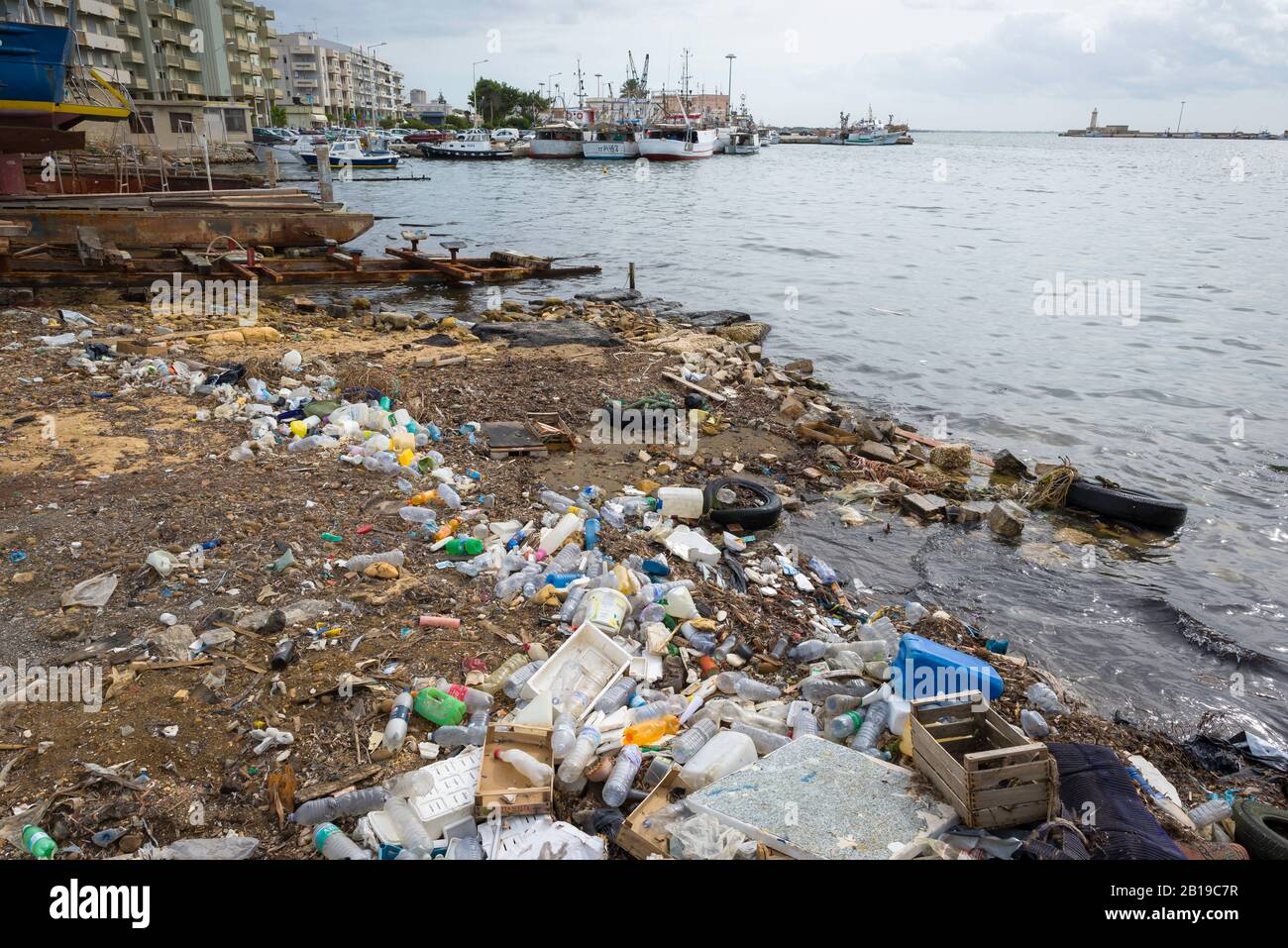 Kunststoffverschmutzung mittelmeer, Blick auf einen Strand im Hafen von Marsala mit Plastikmüll, Sizilien, Italien, Europa. Stockfoto