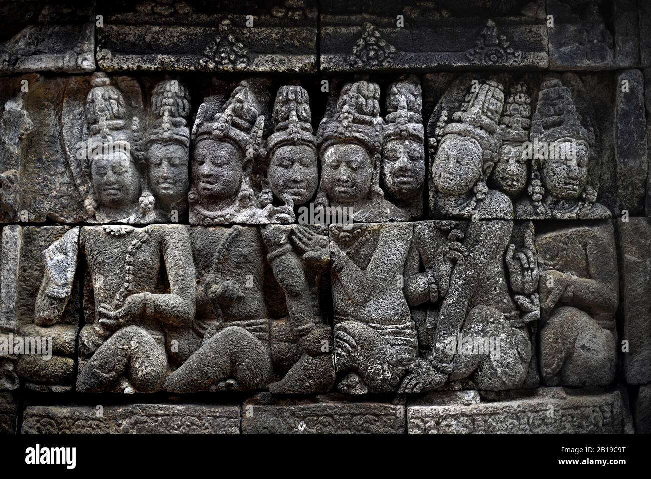 Eine der Tausenden von Relieftafeln im Borobudur Tempel, Zentraljava, Indonesien. Stockfoto