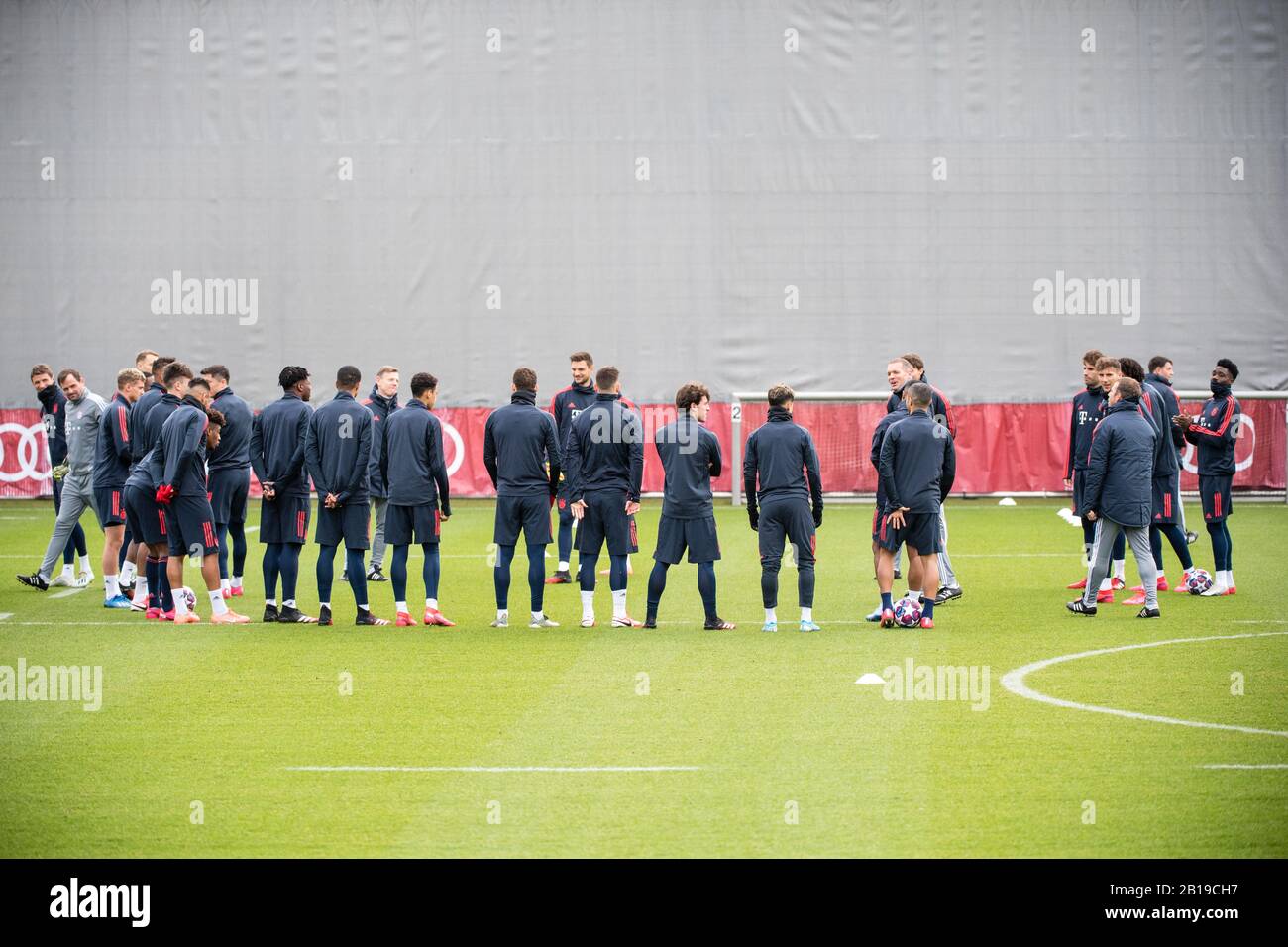 München, Deutschland. Februar 2020. Fußball: Champions League, FC Chelsea -  Bayern München, Hinrunde sechzehn, Trainingseinheit FC Bayern im  Vereinslokal an der Säbener Straße. Torhüter Manuel neuer vom FC Bayern  München hält den