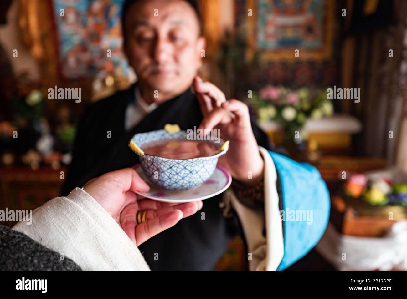(200224) -- LHASA, 24. Feb. 2020 (Xinhua) -- EIN Einwohner bereitet sich darauf vor, den Wein der Hochlandgerste zu probieren, um das tibetische Neujahr in Lhasa, dem südwestchinesischen Autonomen Gebiet Tibet, am 24. Februar 2020 zu feiern. Das tibetische Neujahr, ein traditionelles fest der tibetischen ethnischen Minderheit, fällt am Montag dieses Jahres. China befindet sich in einem harten Kampf gegen den neuartigen Coronavirus-Ausbruch, der 2.592 Menschenleben forderte und bis Ende des 23. Februar 77.150 auf dem chinesischen Festland infizierte. Obwohl Tibet nur von einem bestätigten Fall berichtete und keine neuen Berichte über die neuartige Coronavirus-Infektion für mehr als drei Weste gesehen hat Stockfoto