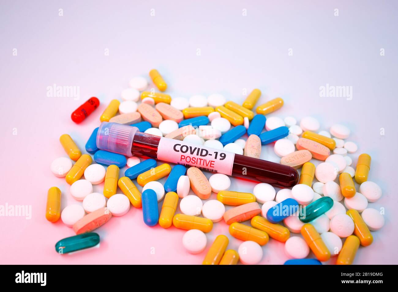 Dubai, VAE - CIRCA 2020: Bluttestschlauch für das neue, schnell ausbreitende Coronavirus, das in Wuhan, China auf einem großen Haufen verschiedener Arten entstand Stockfoto