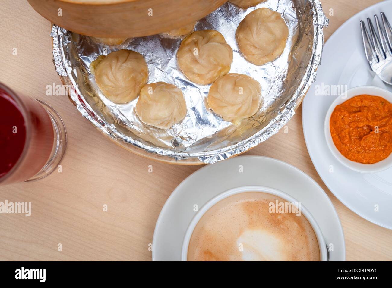 Knödel, Blaubeersaft, Kaffee und hausgemachte Sauce Draufsicht. Stockfoto