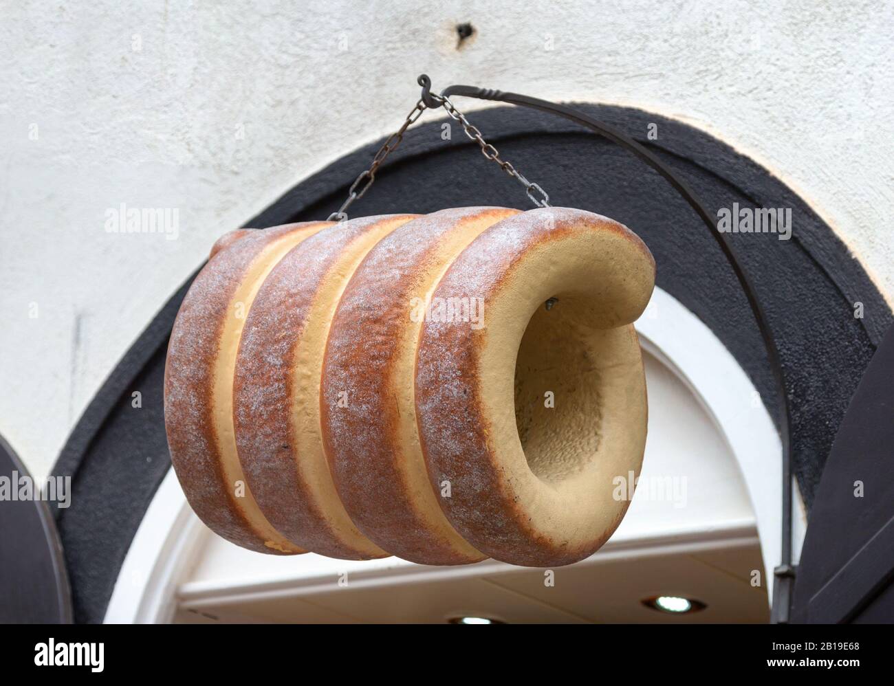 Schild mit Straßenständer, auf dem Trdelnik (trdlo oder Trozkol), traditionelles tschechisches Dessert und beliebte böhmische Gerichte verkauft werden. Leckerer Kuchen, Bäckerei. Süße Rolle mit Fil Stockfoto