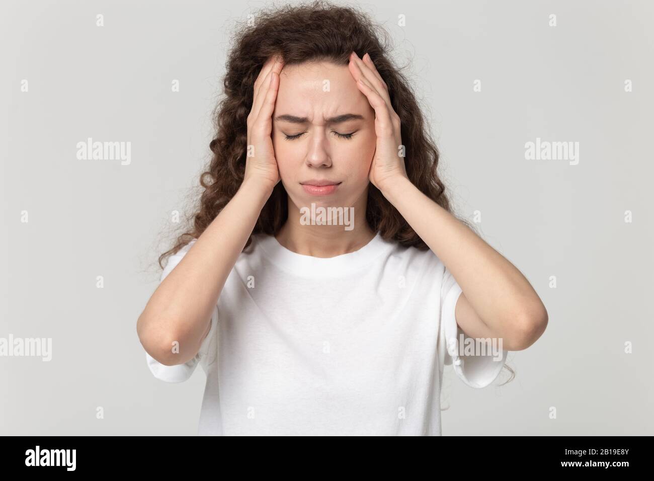 Frustrierte unglückliche ungesunde junge Frau fühlt sich erschöpft. Stockfoto