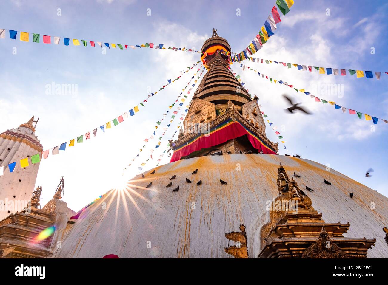 Swayambhunath Stupa, auch bekannt Als Monkey Temple, während des Sonnenaufgangs in Kathmandu, Nepal. Zum UNESCO-Weltkulturerbe. Alte Ruinen und Steintempel. Stockfoto