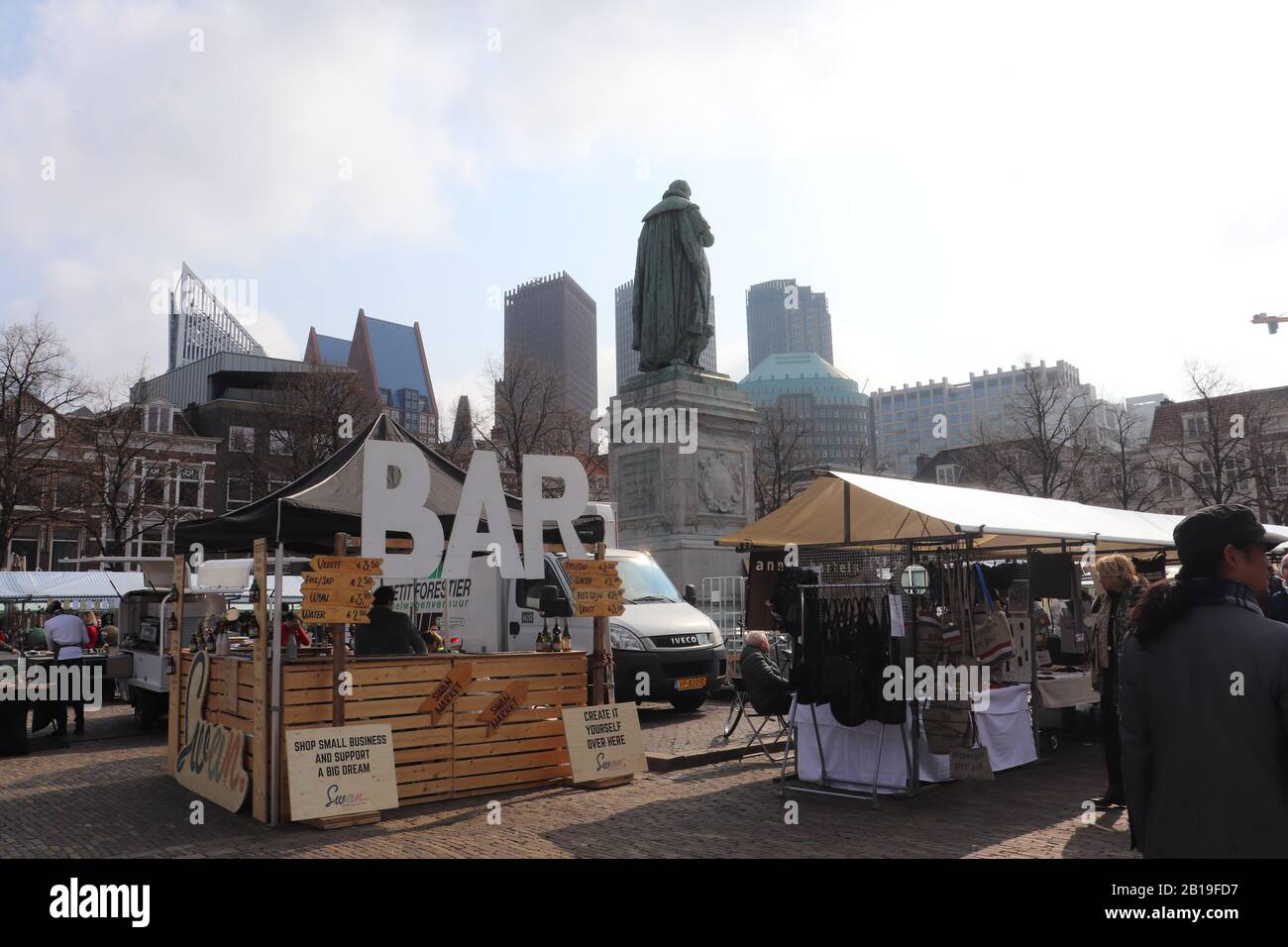 Ich liebe Straßenmärkte, die verkauften Artikel, die Straßennahrung. Diese Fotos stammen vom Haager Straßenmarkt Stockfoto
