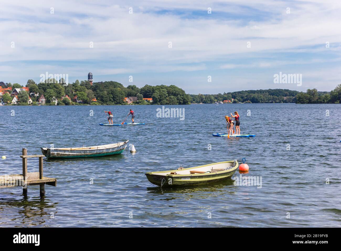 Leute, Standup paddleboarding im See von Plön, Deutschland Stockfoto