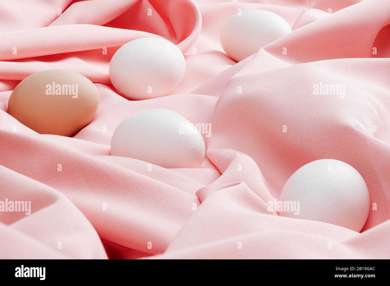 Ostereier auf einem pinkfarbenen Tischtuch konzeptionelles Foto Stockfoto