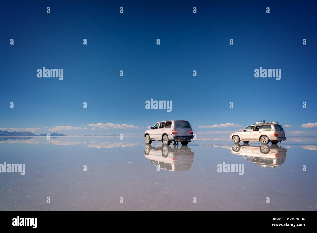 Spiegeleffekt und Reflexionen von 4x4-Autos in Salar de Uyuni (Uyuni-Salzwohnungen), Potosi, Bolivien, Südamerika Stockfoto