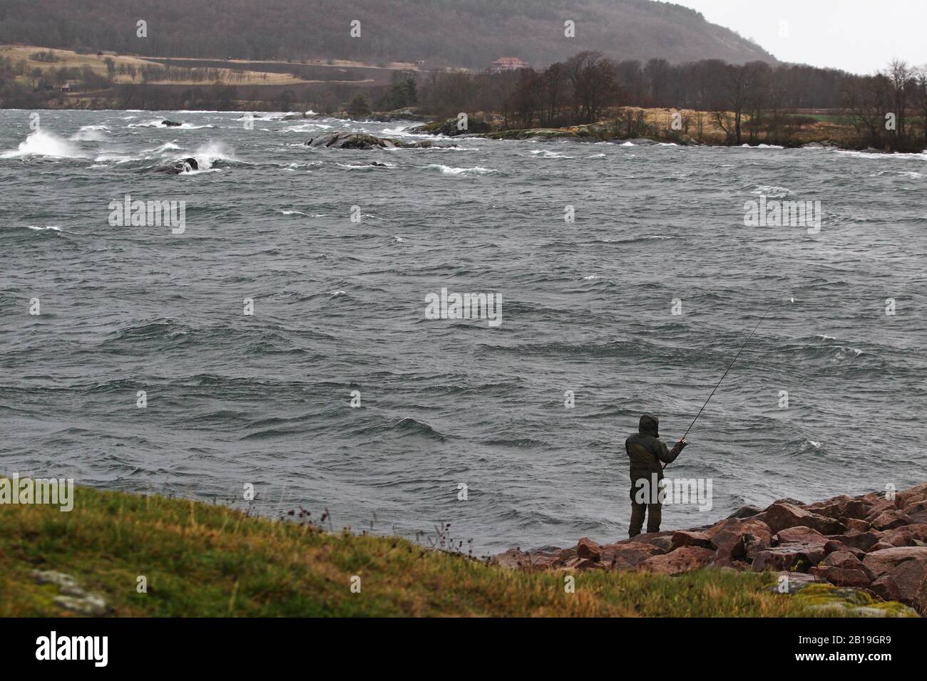 Sturm Helga zog am Freitag mit voller Kraft über den See Vättern.Foto Jeppe Gustafsson Stockfoto