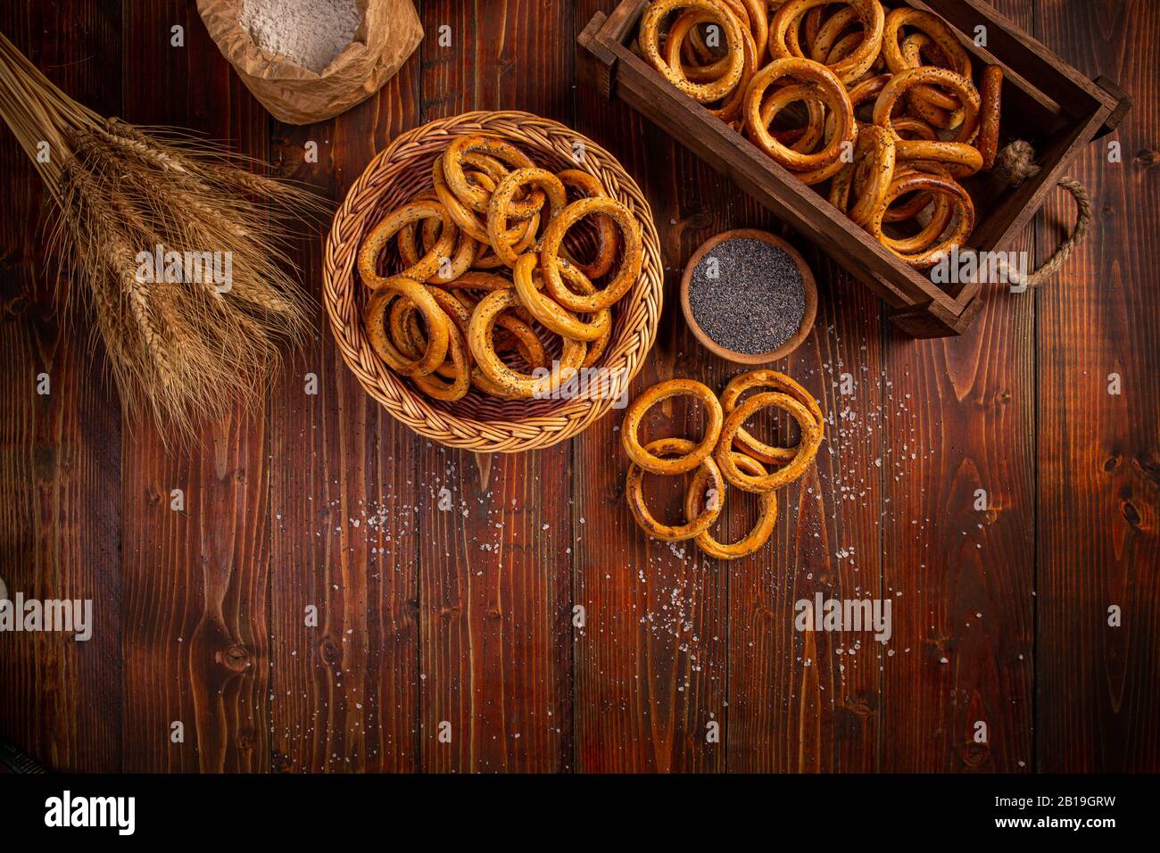 Brezel-Ring auf Holz Stockfoto