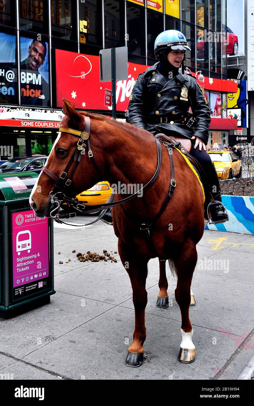 NYPD Officer zu Pferd auf dem Times Square New York City, United Sates of America Stockfoto