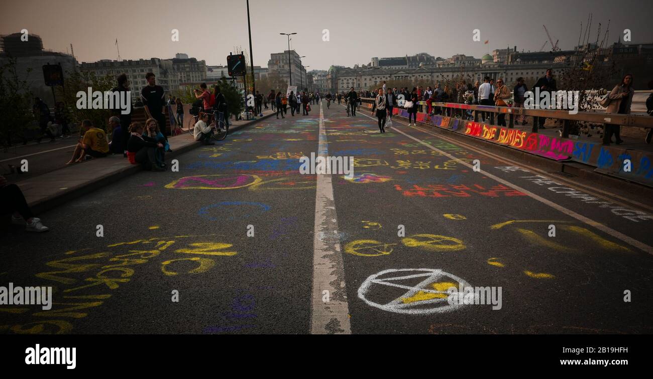 Extinction Rebellion, Occupy London: Ab Montag, 15. April 2019 organisierte Extinction Rebellion Demonstrationen in London, wobei sie ihre Aufmerksamkeit auf Oxford Circus, Marble Arch, Waterloo Bridge und die Gegend um den Parliament Square richtete. Aktivisten fixierten ein rosafarbenes Boot, das nach der ermordeten honduranischen Umweltaktivistin Berta Cáceres in der Mitte der belebten Kreuzung von Oxford Street und Regent Street (Oxford Circus) benannt wurde, und klebten sich darauf und stellten auch mehrere Gazebos, Topfpflanzen und Bäume auf, Eine mobile Bühne und eine Skate-Rampe, während sie auch die Waterloo Bridge besetzen (ref:Wikipedia). Stockfoto