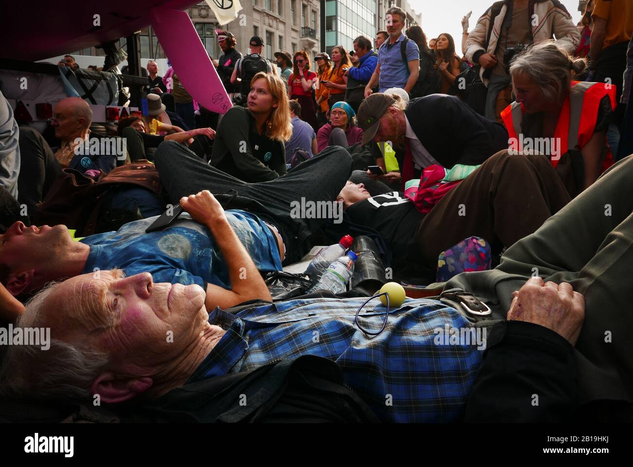 Extinction Rebellion, Occupy London: Ab Montag, 15. April 2019 organisierte Extinction Rebellion Demonstrationen in London, wobei sie ihre Aufmerksamkeit auf Oxford Circus, Marble Arch, Waterloo Bridge und die Gegend um den Parliament Square richtete. Aktivisten fixierten ein rosafarbenes Boot, das nach der ermordeten honduranischen Umweltaktivistin Berta Cáceres in der Mitte der belebten Kreuzung von Oxford Street und Regent Street (Oxford Circus) benannt wurde, und klebten sich darauf und stellten auch mehrere Gazebos, Topfpflanzen und Bäume auf, Eine mobile Bühne und eine Skate-Rampe, während sie auch die Waterloo Bridge besetzen (ref:Wikipedia). Stockfoto