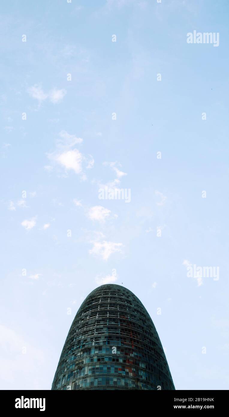 Barcelona, SPANIEN - 7. AUGUST 2017: Das Torre Glories Gebäude, das früher Torre Agbar genannt wurde, hat sich in Barcelona, Spanien gegen den Himmel ausgeklatschen lassen. Diese 38-stöckige Stockfoto