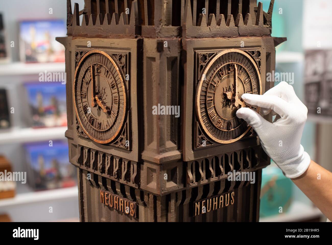 Federica Bianchi blickt auf eine riesige handgefertigte Schokoladennachbildung des Elizabeth Tower, der die Big Ben Glocke beherbergt, um die Eröffnung der Neuhaus UK Flaggschiff-Boutique in St. Pancras International, London, zu markieren. Mit 45 kg Belgischer Schokolade hat die Skulptur mehr als 100 Stunden in Anspruch genommen. Stockfoto