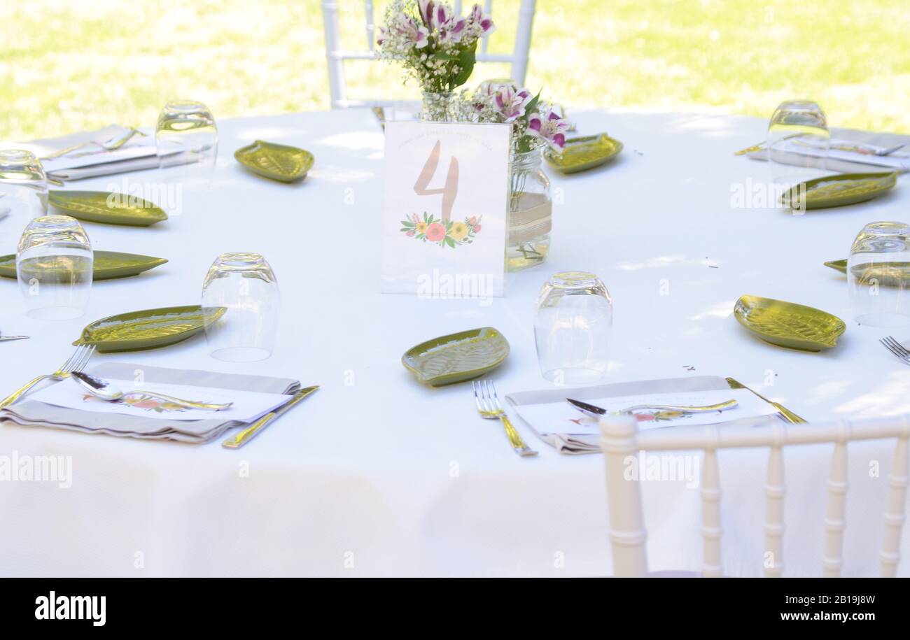 Tisch für eine Feier im Freien. Stockfoto