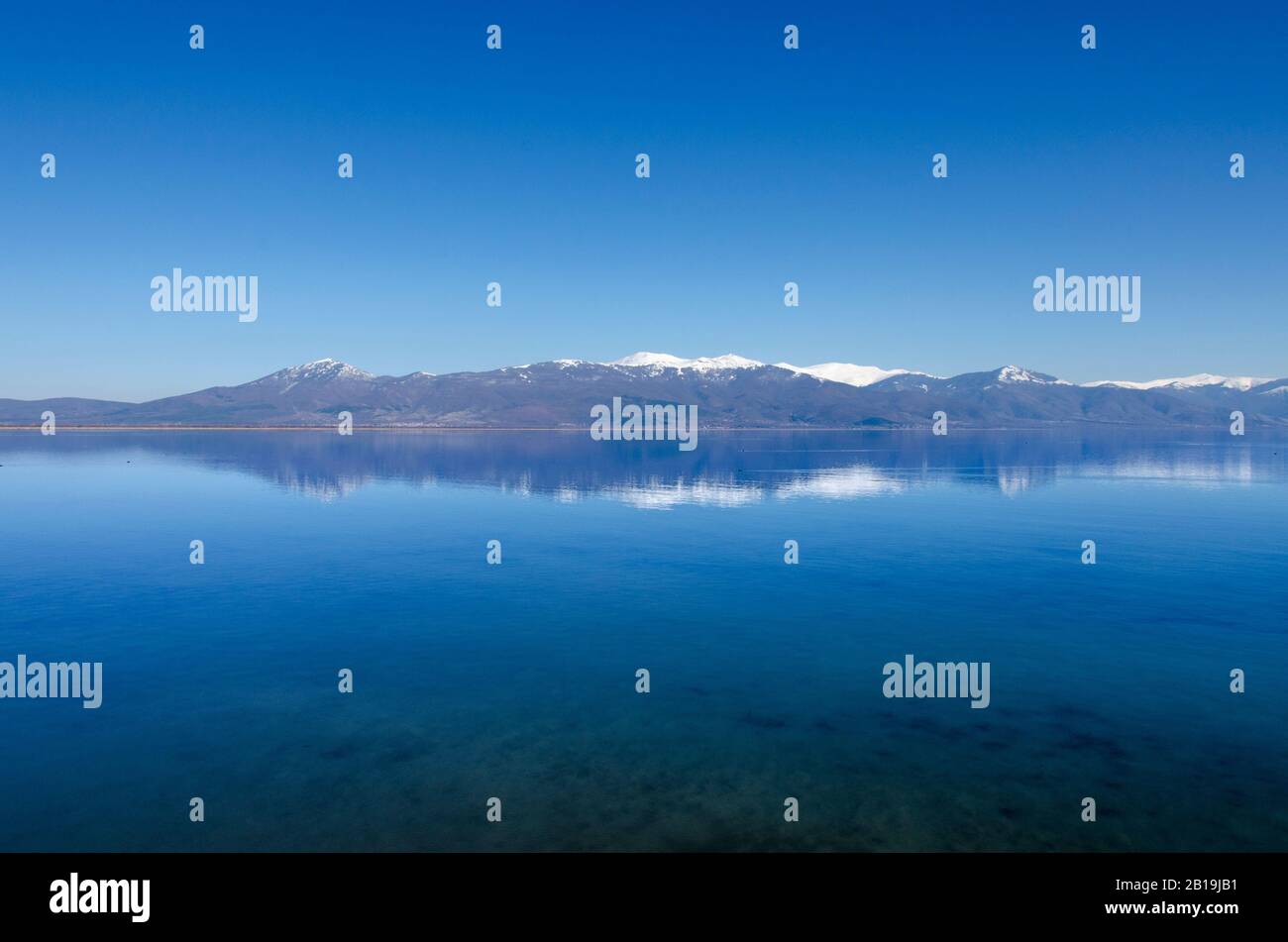 Blauer See mit Berg im Hintergrund - Prespa Lake, Mazedonien Stockfoto