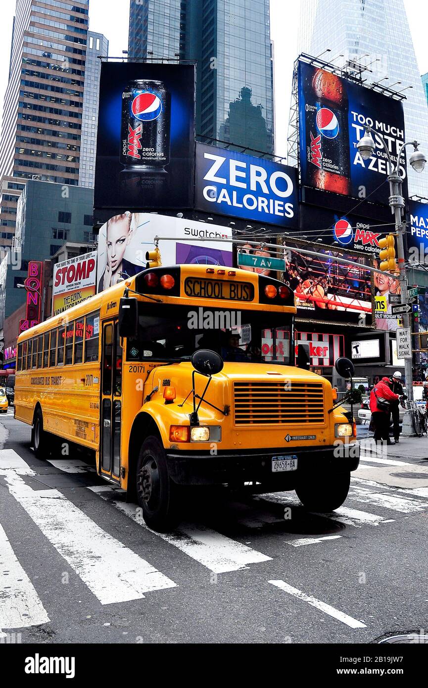 Schulbus über Kreuzung am Times Square, Manhattan in New York City 1998, USA Stockfoto