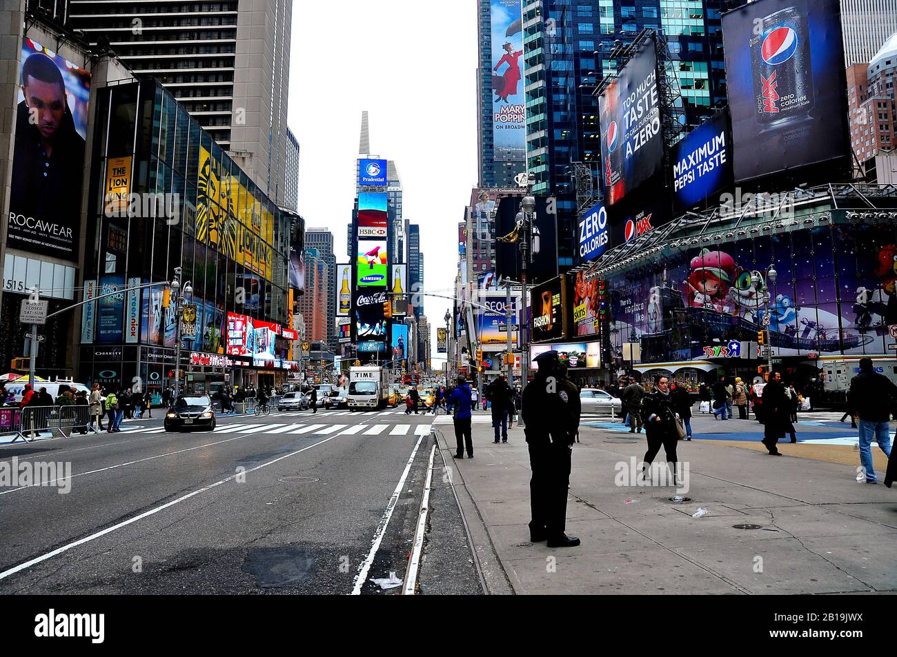 Schulbus über Kreuzung am Times Square, Manhattan in New York City 1998, USA Stockfoto