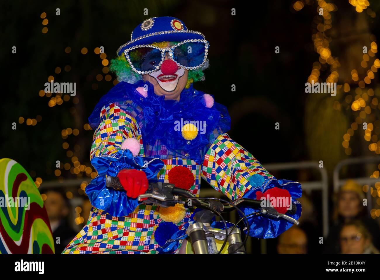 Funchal, PORTUGAL - FEBRUAR 2020: Teilnehmer des Karnevals der Insel Madeira tanzen in der Parade in der Stadt Funchal, Insel Madeira, Portugal. Stockfoto