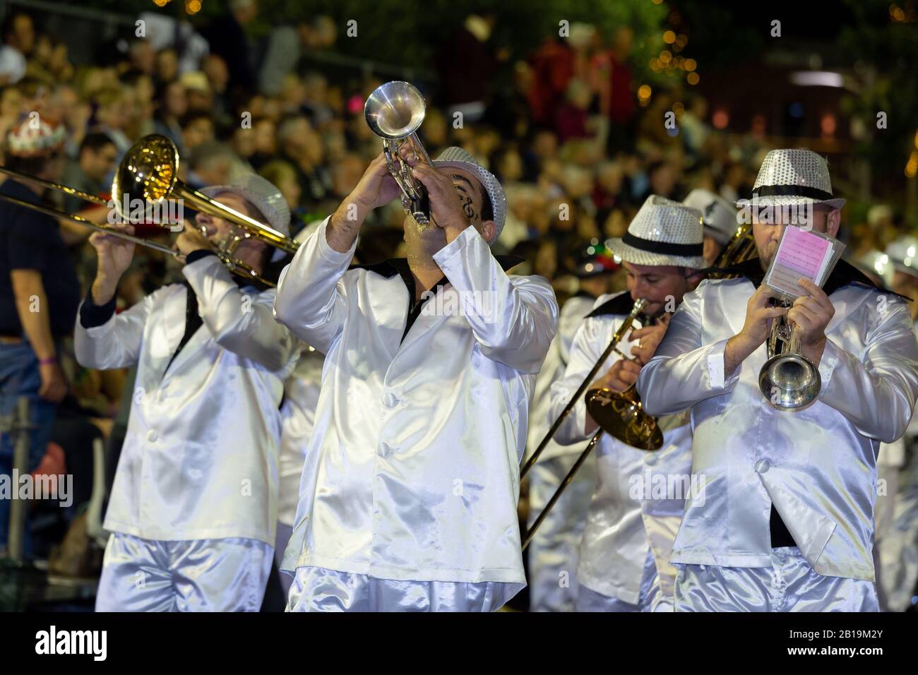 Funchal, PORTUGAL - FEBRUAR 2020: Teilnehmer des Karnevals der Insel Madeira tanzen in der Parade in der Stadt Funchal, Insel Madeira, Portugal. Stockfoto