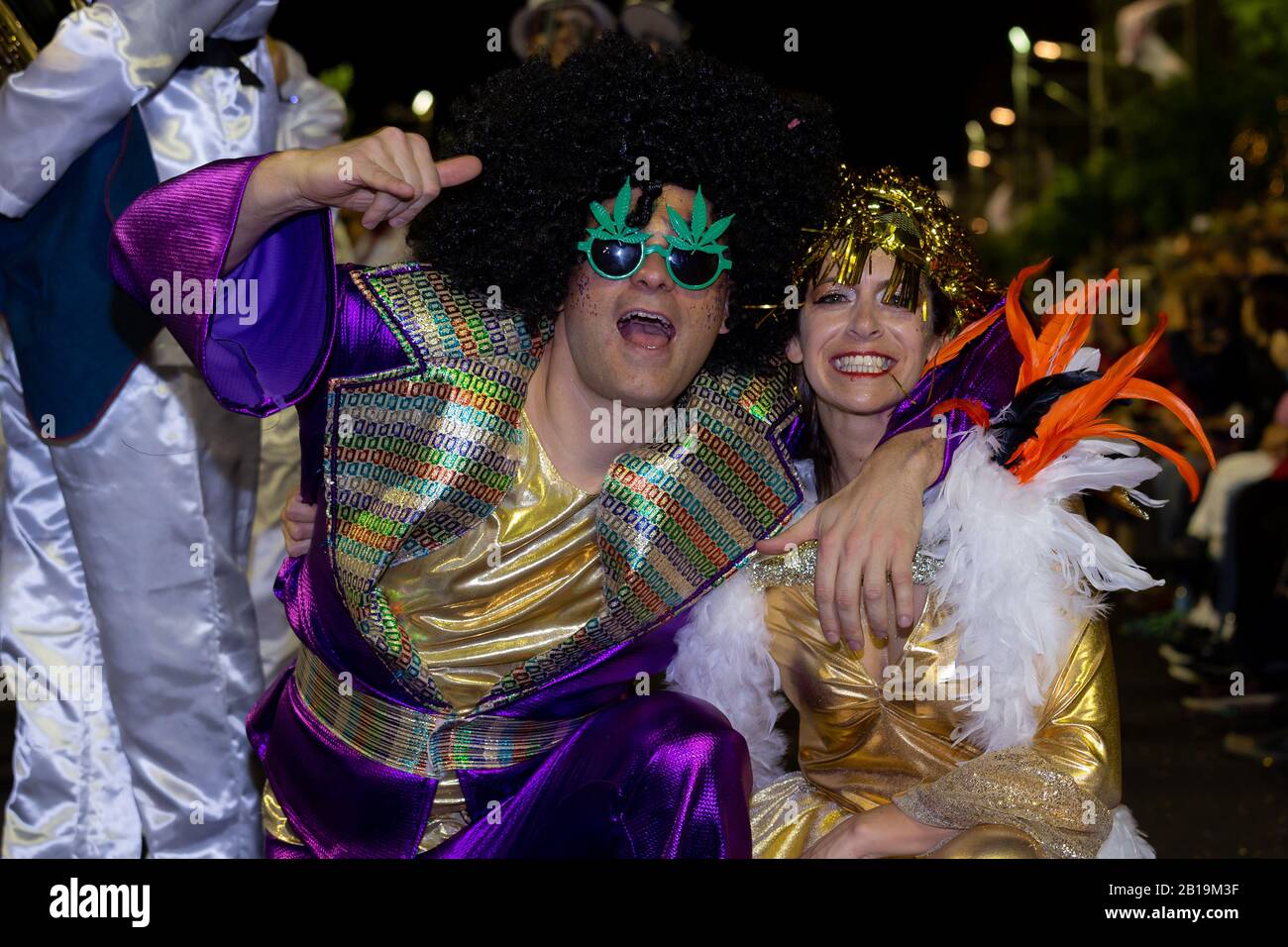 Funchal, PORTUGAL - FEBRUAR 2020: Teilnehmer des Karnevals der Insel Madeira tanzen in der Parade in der Stadt Funchal, Insel Madeira, Portugal. Stockfoto