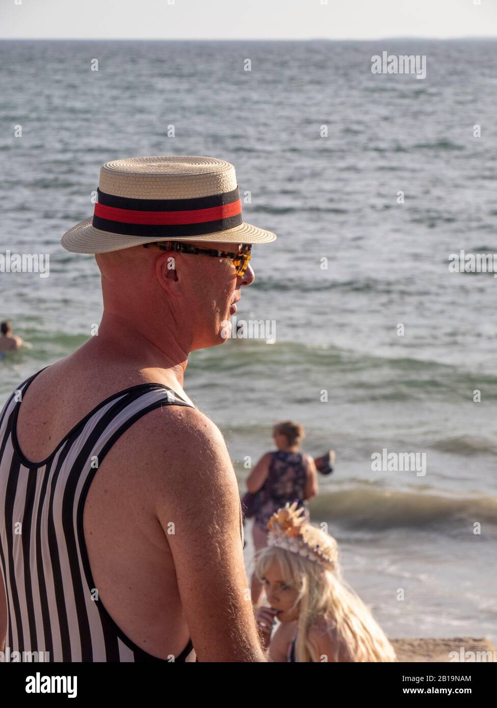 Kaukasischer Mann mittleren Alters, der ein Retro-Badekostüm am Badegäste Beach Fremantle Western Australia trägt. Stockfoto