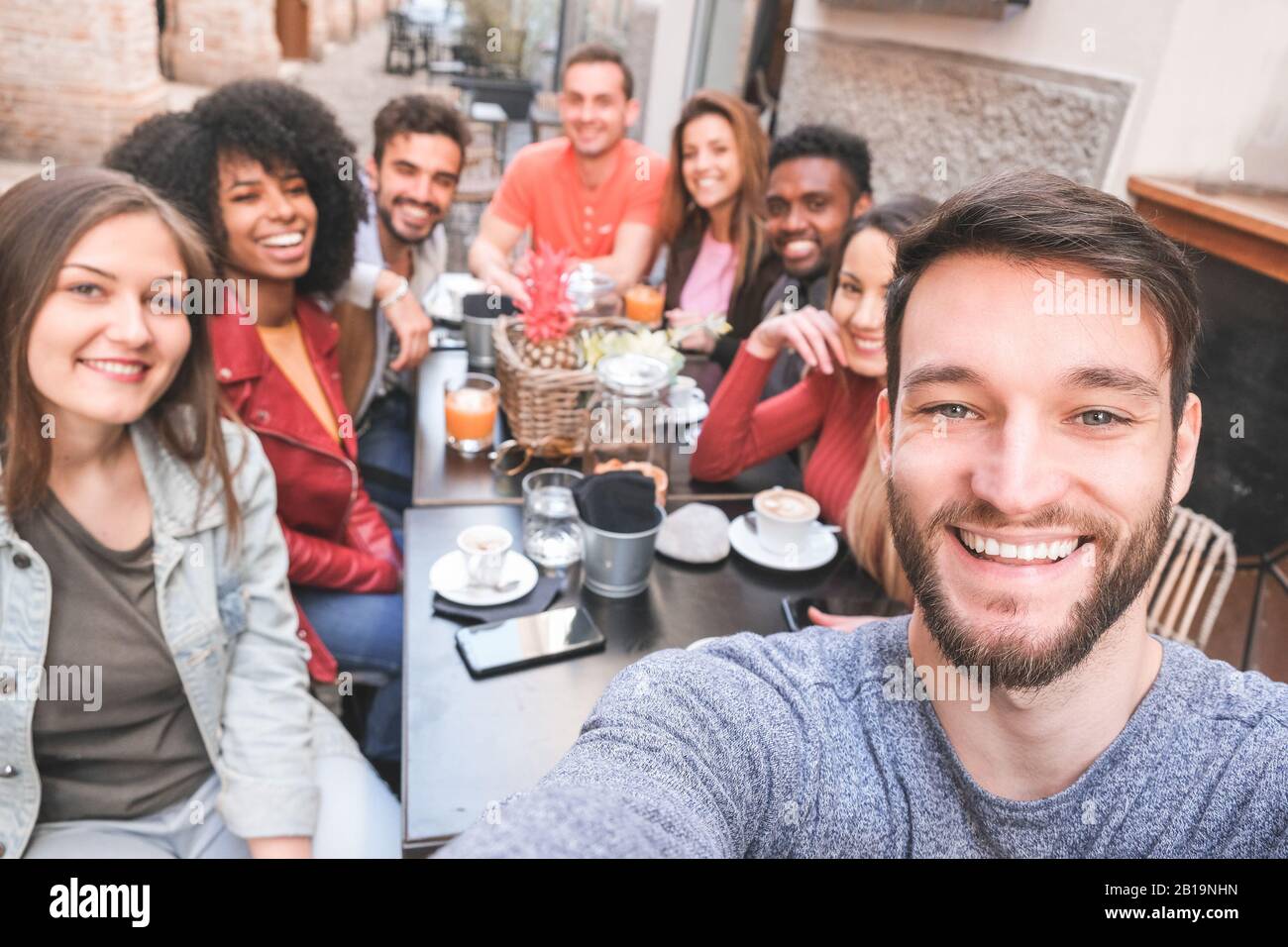 Eine Gruppe glücklicher Freunde, die Kaffee und Cappuccino in der Bar im Freien trinken - Junge Millennials, die selfie beim Frühstück einnehmen - Freundschaft, Outout Stockfoto