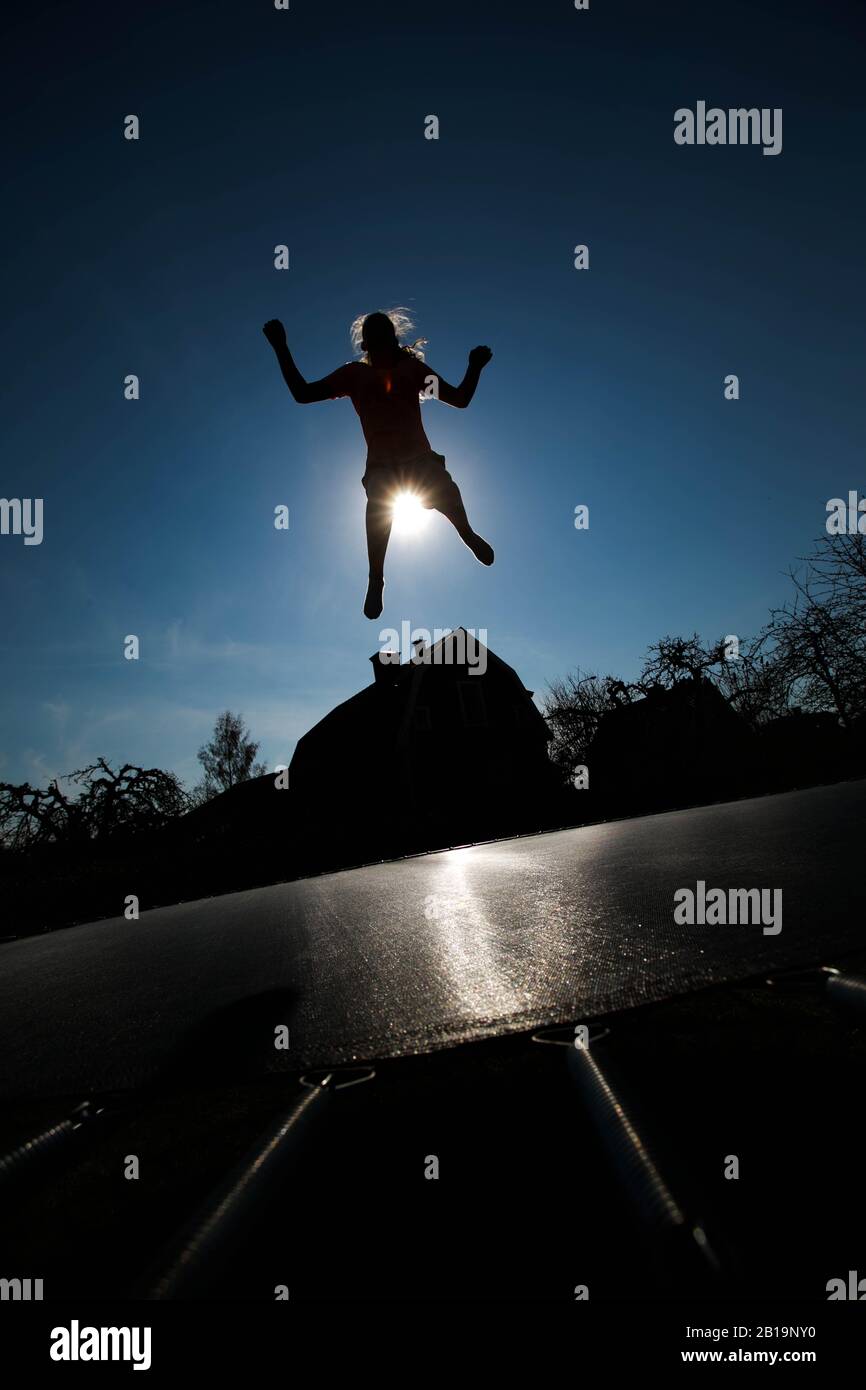 Ein Mädchen, das auf einem Trampolin springt.Foto Jeppe Gustafsson Stockfoto