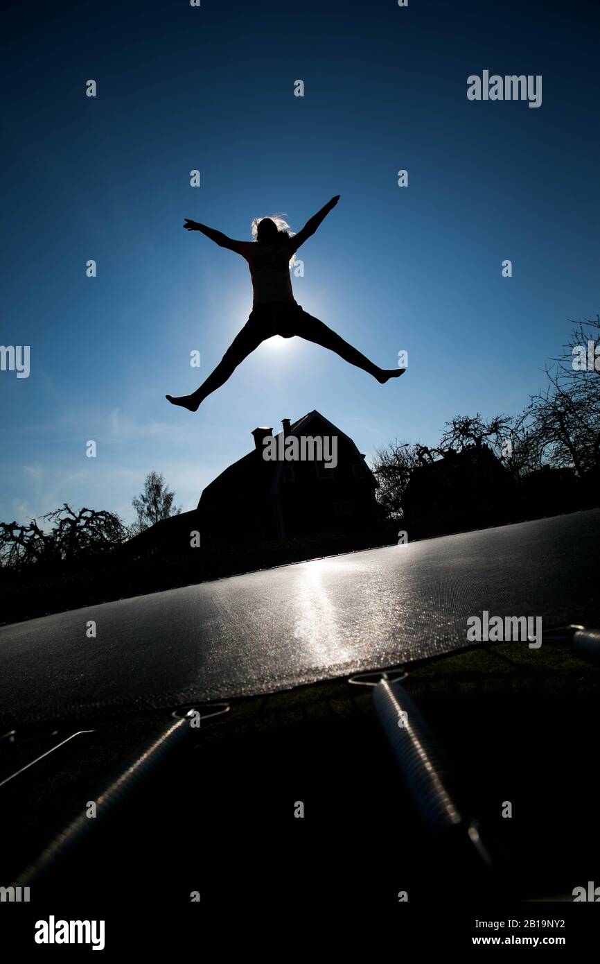 Ein Mädchen, das auf einem Trampolin springt.Foto Jeppe Gustafsson Stockfoto