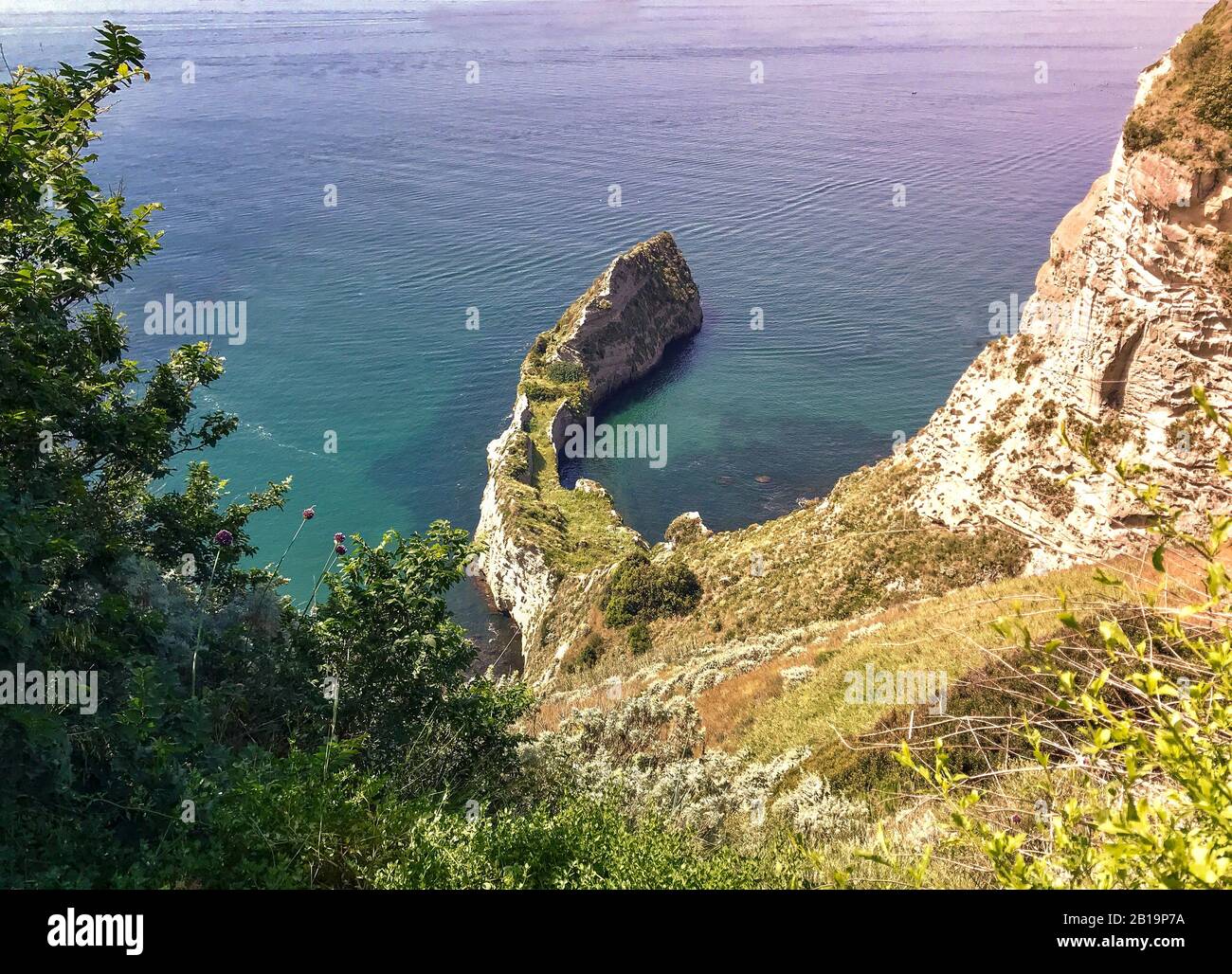 Baia Trentaremi, Beliebter Aussichtspunkt in der Bucht mit atemberaubendem Panoramablick auf das Meer, die Klippen und den Sonnenuntergang. Malerischer Ort in Neapel, Italien Stockfoto