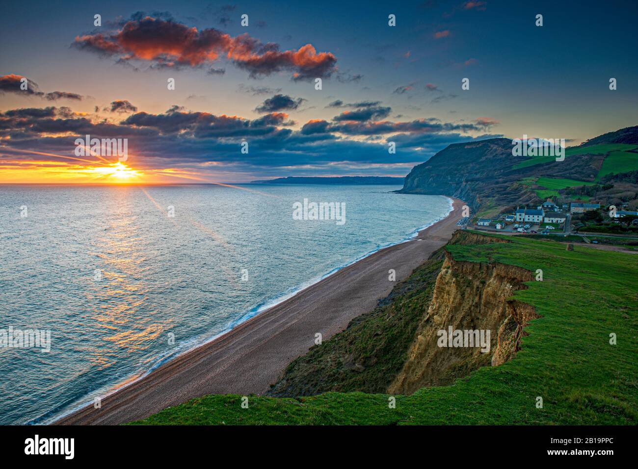 Sonnenuntergang in Seatown mit Blick auf Golden Cap und Lyme Regis, Dorset, England, Großbritannien. Stockfoto