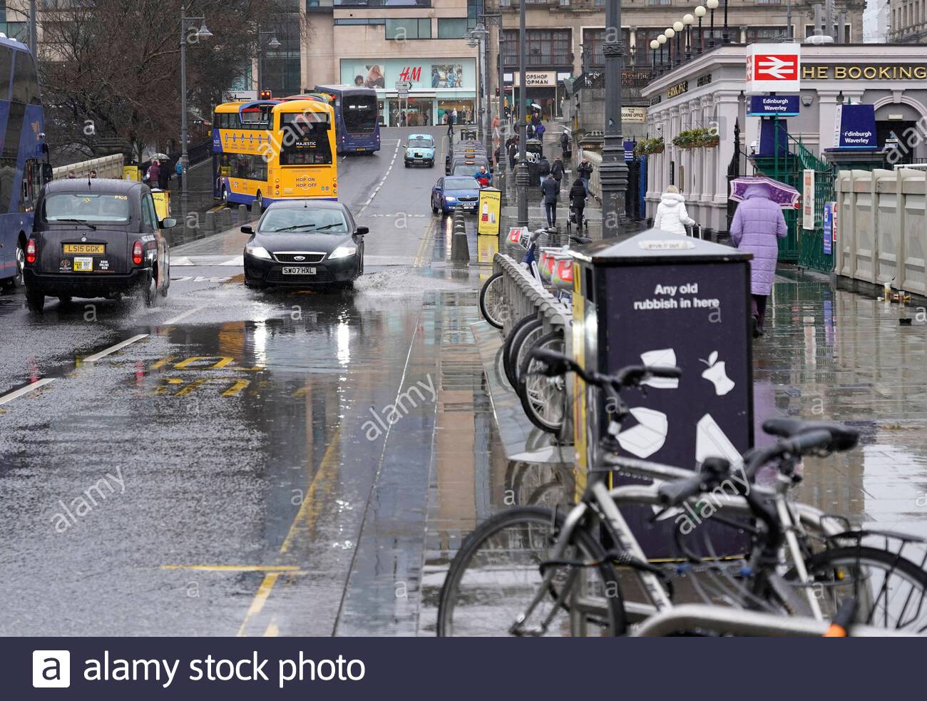 Edinburgh, Schottland, Großbritannien. Februar 2020. Überschwemmungen, die die Brücke von Edinburgh Waverley und das Stadtzentrum betreffen. Credit: Craig Brown/Alamy Live News Stockfoto