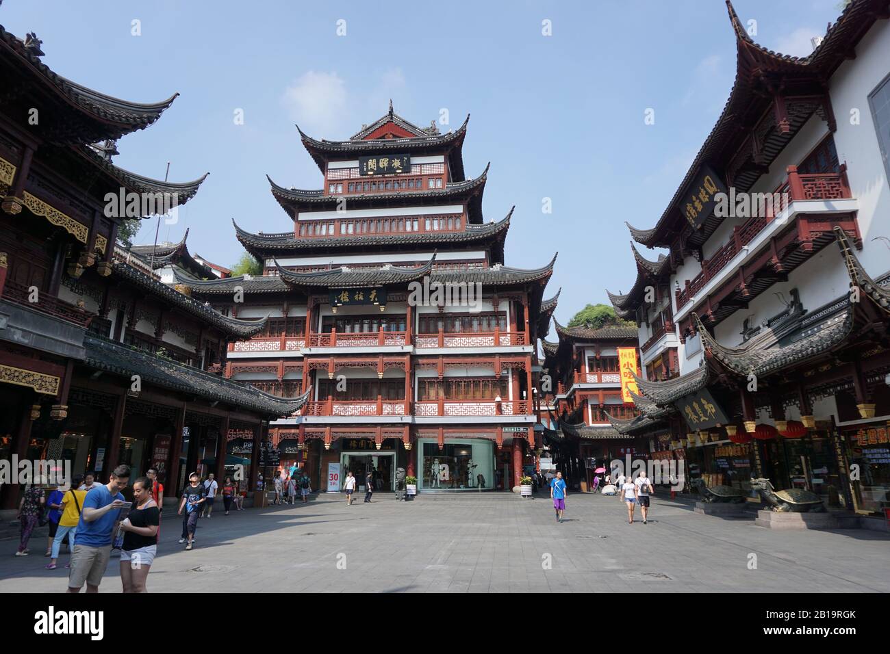 Der Old City God Temple in Yuyuan, Shanghai, China, ist ein berühmtes Touristenziel in Shanghai. Stockfoto