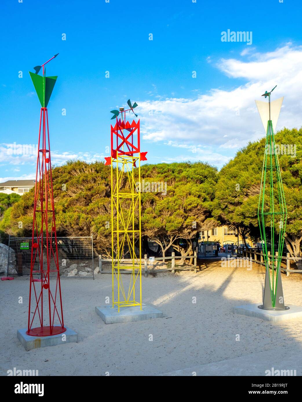 Skulpturen An Den Ausstellungsmasten Der Bathers Beach 2020 im Freien des Tony Jones Bildhauers Fremantle Western Australia. Stockfoto