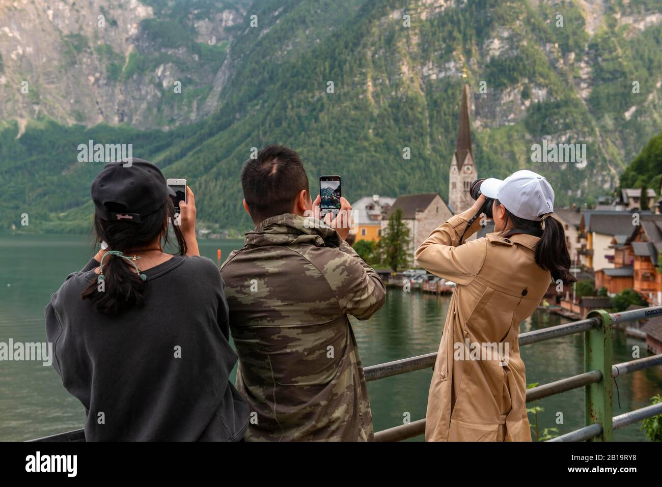 Asiatische Touristen fotografieren die Altstadt von Hallstatt, Kulturlandschaft Hallstatt-Dachstein Salzkammergut, Oberösterreich, Österreich Stockfoto