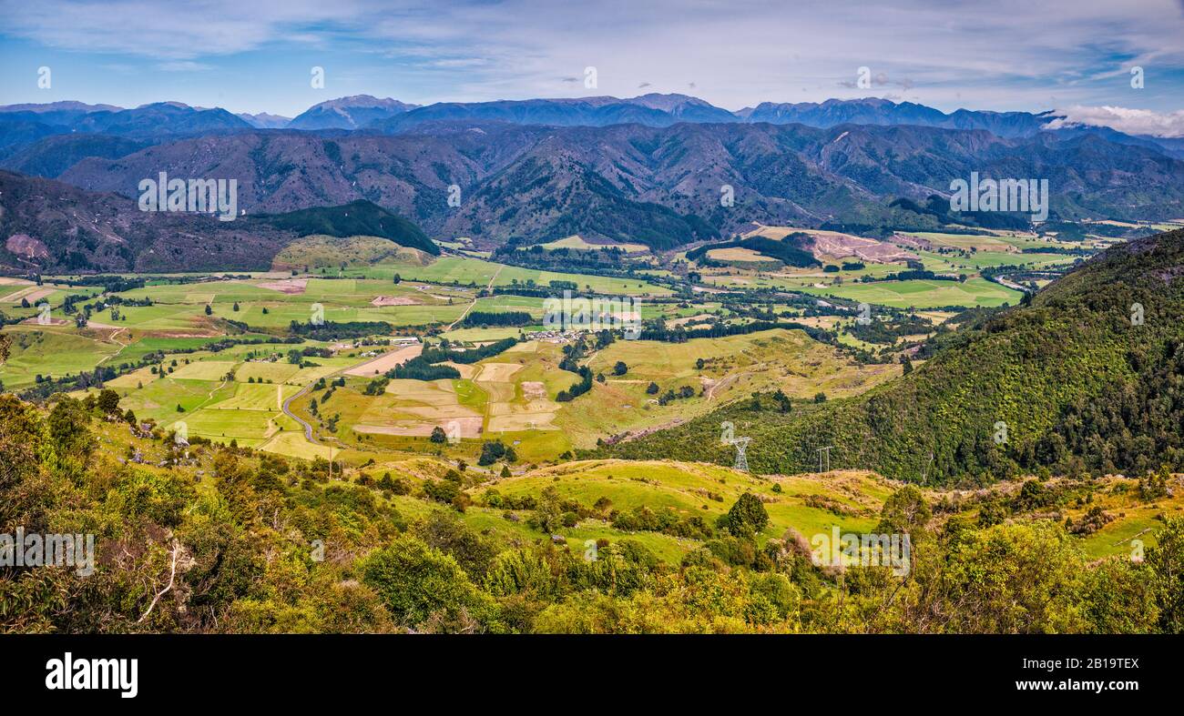 Takaka River Valley, Blick vom Harwood Lookout auf den SH60 Takaka Hill Highway, Tasman District, South Island, Neuseeland Stockfoto