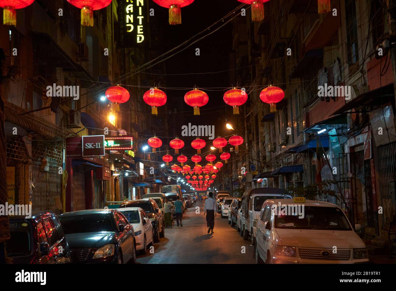 Für das chinesische Neujahrsfest mit roten Lampions geschmückte Straße, chinesisches Viertel, Yangon, Myanmar Stockfoto