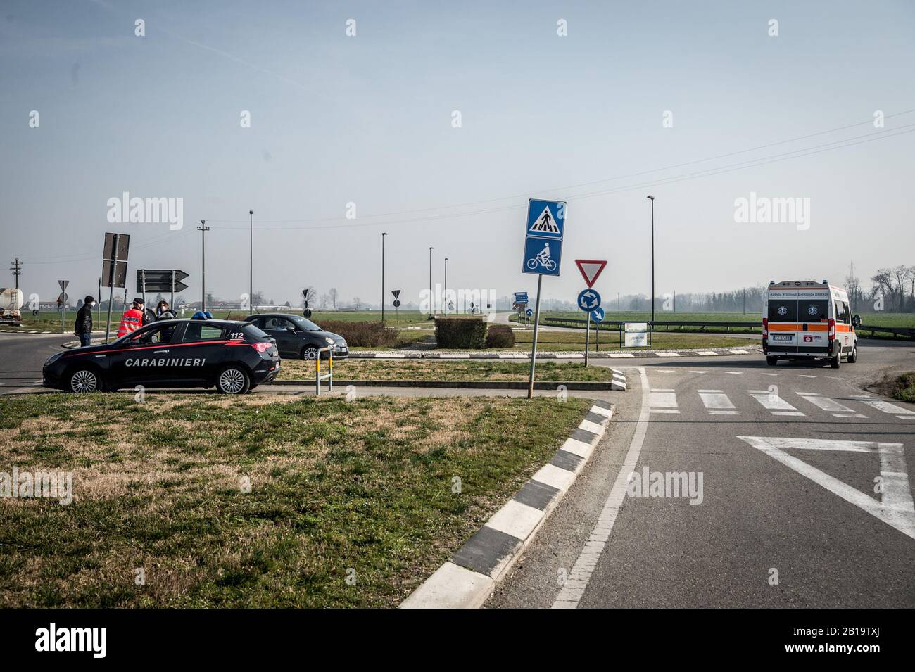 Castiglione d'Adda Carabinieri Road Block in Castiglione d'Adda aufgrund des Coronavirus Covid19 (Carlo Cozzoli/Fotogramma, Castiglione d'Adda - Lodi - 2020-02-24) p.s. la foto e' utilizzabile diffristo del contesto in cui e' stata scatata, decoratata Stockfoto