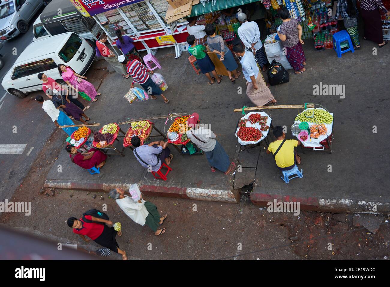 Straßenhändler im Zentrum von Yangon Stockfoto