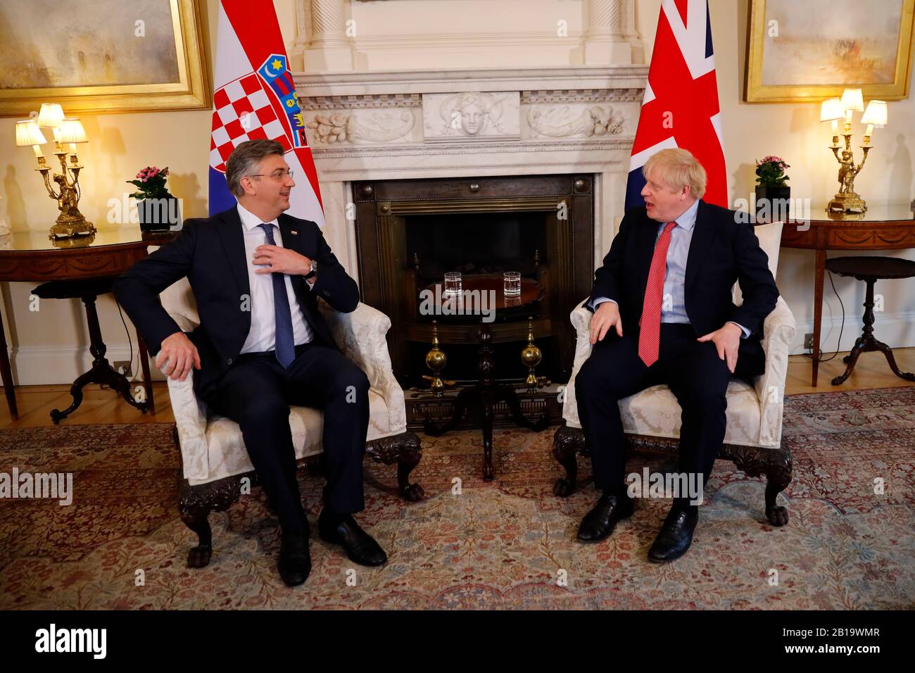 Premierminister Boris Johnson mit Andrej Plenkovic, dem Premierminister Kroatiens, während eines Treffens in der Downing Street, London. PA Foto. Bilddatum: Montag, 24. Februar 2020. Der Fotowredit sollte lauten: Tolga Akmen/PA Wire Stockfoto